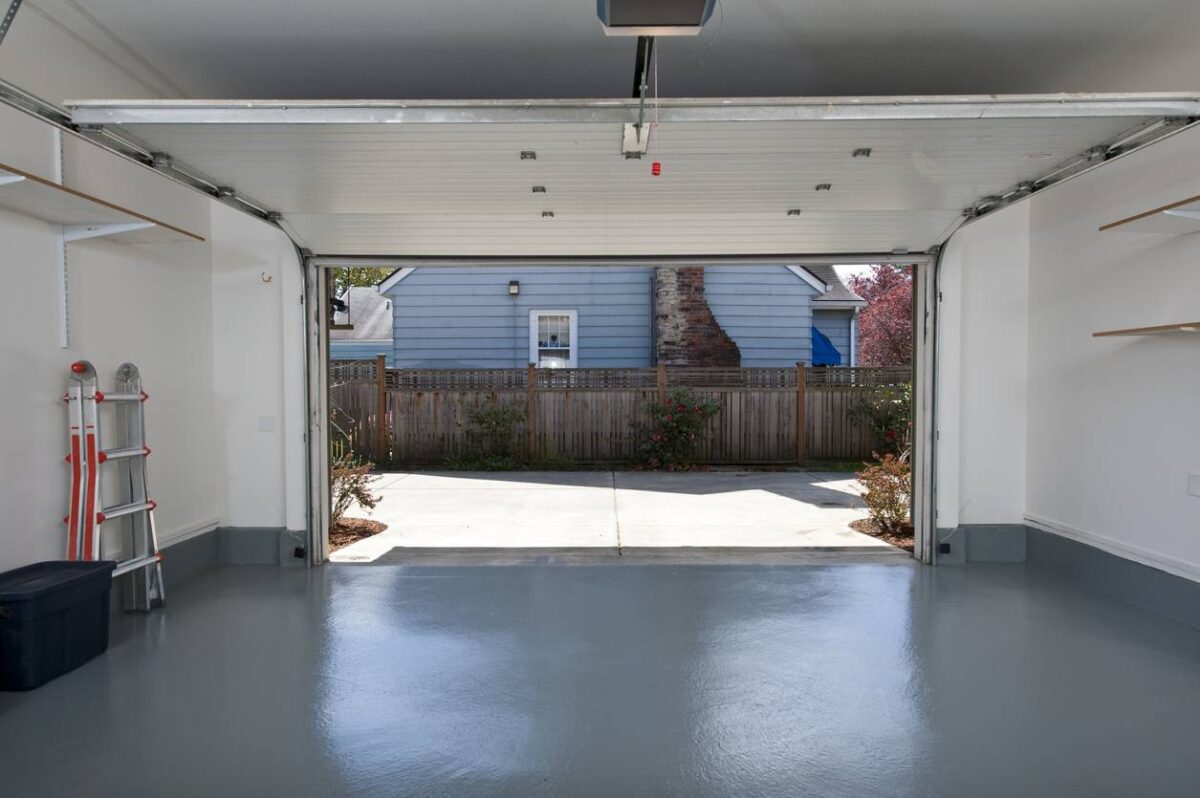 Ouverture coulissante d'une porte de garage en aluminium dans un espace réduit