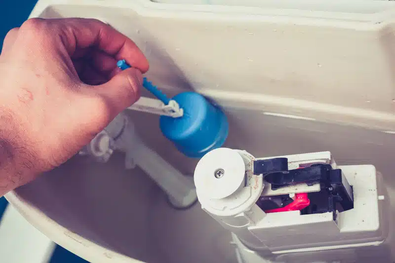Changer une chasse d'eau guide étape par étape