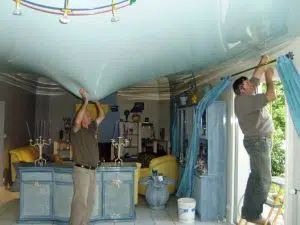 Une maison avec le plafond inondé d'eau