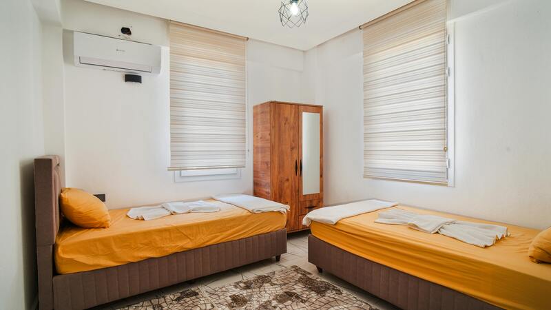 chambre avec plafonnier en métal