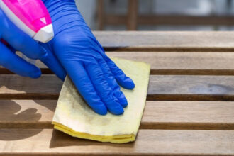 Dégriseur bois : comment redonner vie à vos surfaces ternies ?