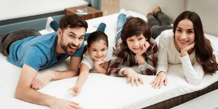 Une famille allongée sur un matelas