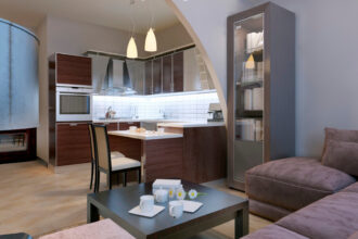 Optimiser l’espace : comment meubler un salon avec cuisine ouverte ?