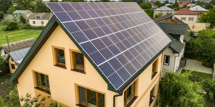 Panneaux solaires : transformez votre habitat en source d'énergie renouvelable !