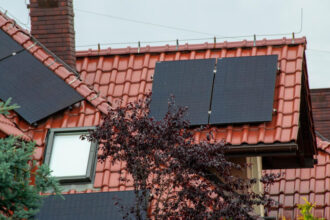 Pourquoi installer des panneaux solaires chez soi transforme la vie quotidienne ?
