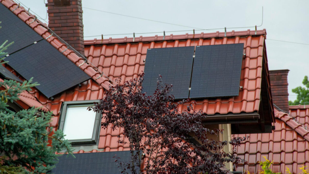 Pourquoi installer des panneaux solaires chez soi transforme la vie quotidienne ?